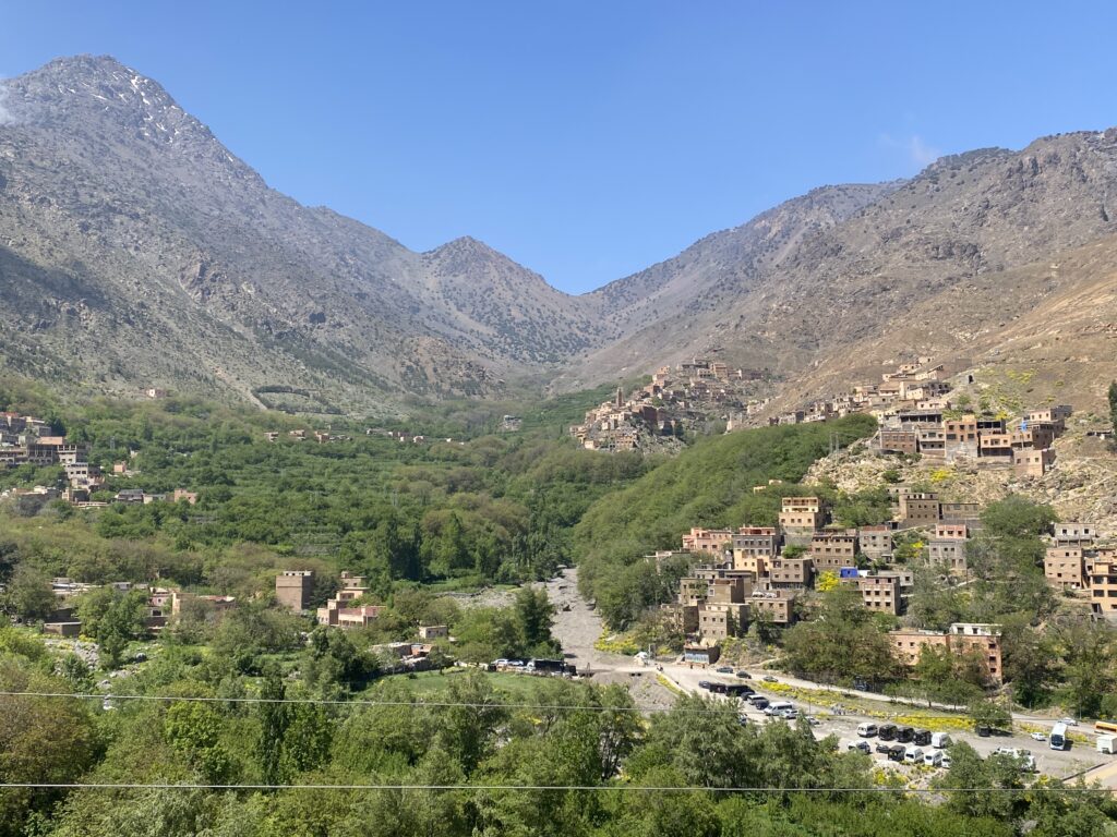 Imlil, Tizi Mzik i Tassgimount (na prawo od przełęczy)