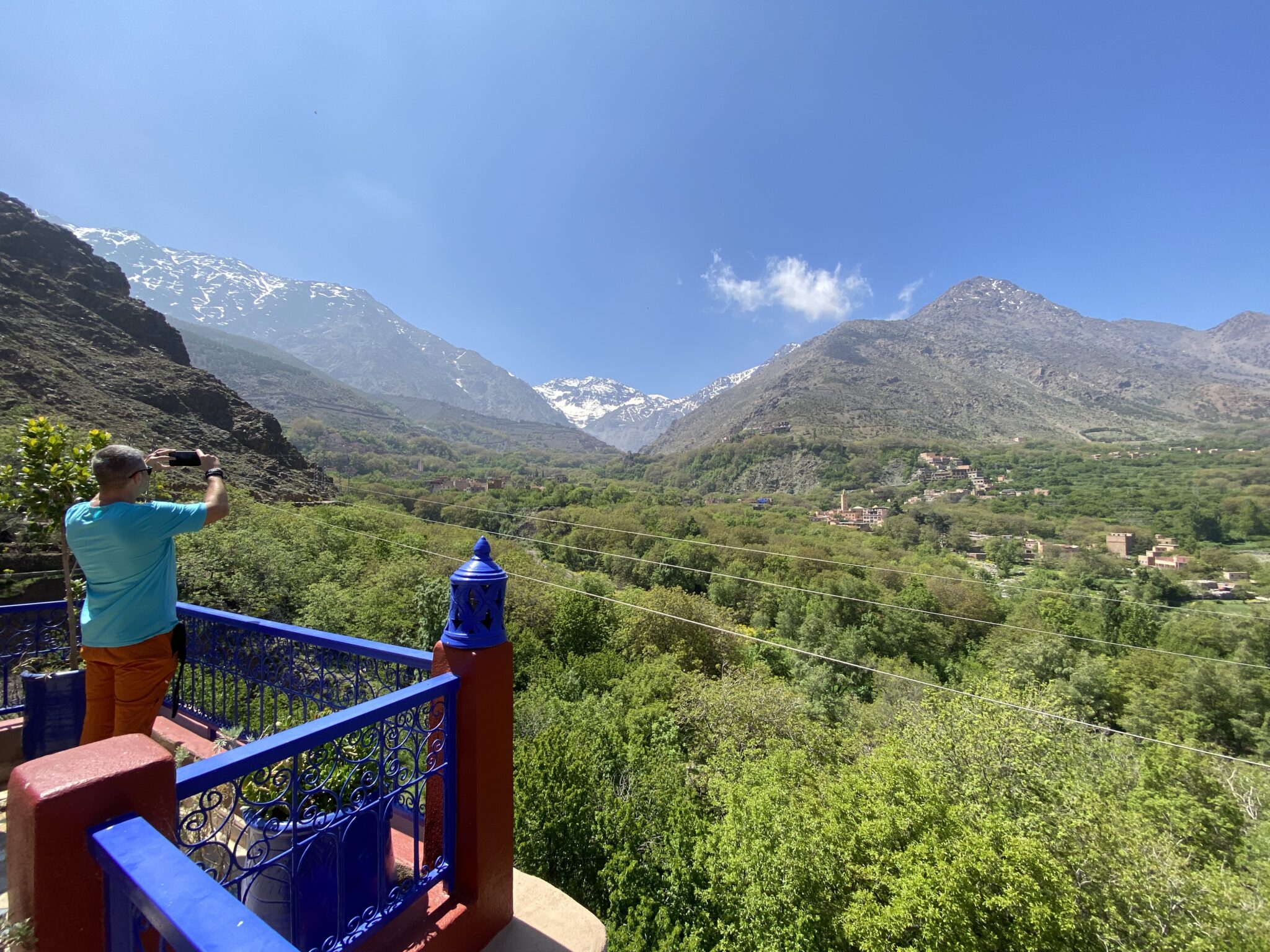 Widok z tarasu Riadu Atlas w Imlil