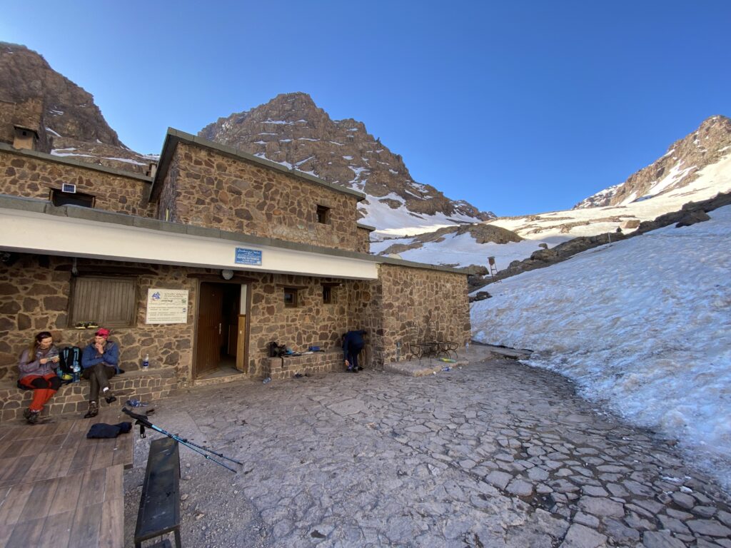 Wejście do schroniska CAF i droga na Toubkal