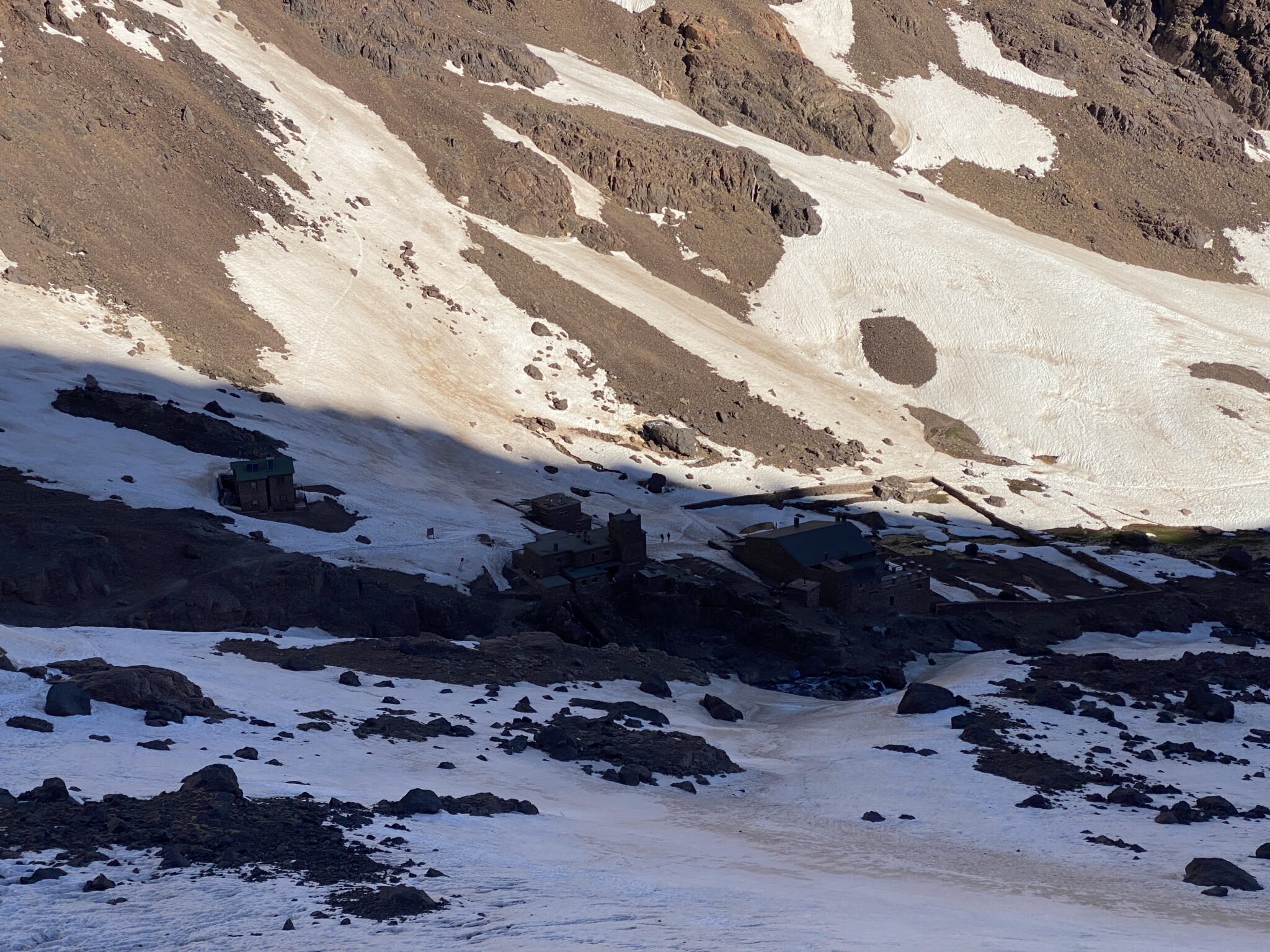 Schroniska widoczne podczas zejścia z Toubkala