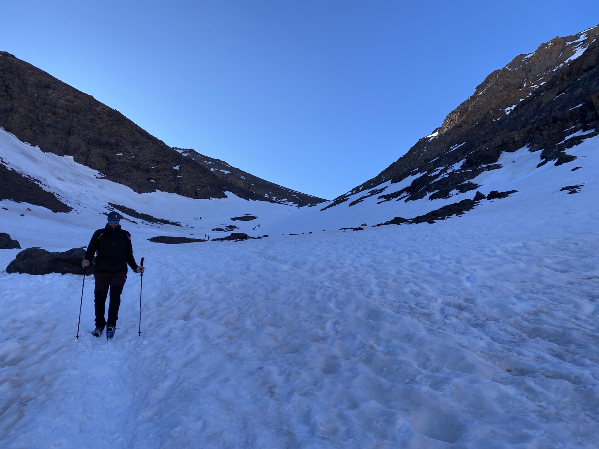 Turysta schodzący z Toubkala