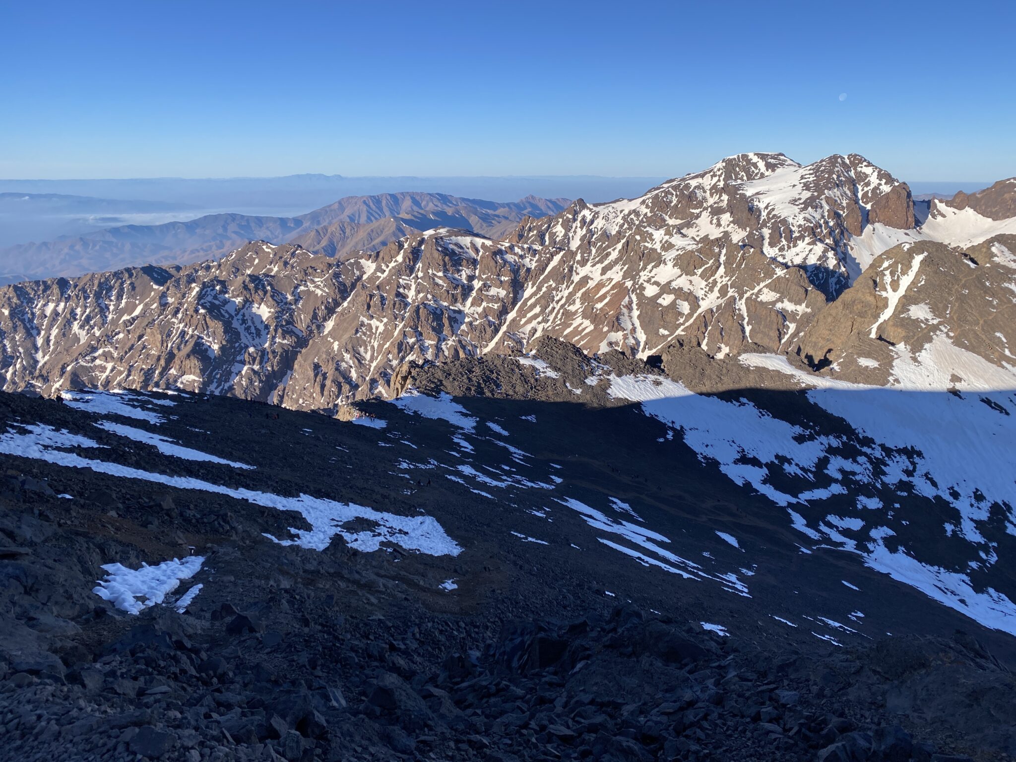 Widok z Toubkala na niższe szczyty Atlasu