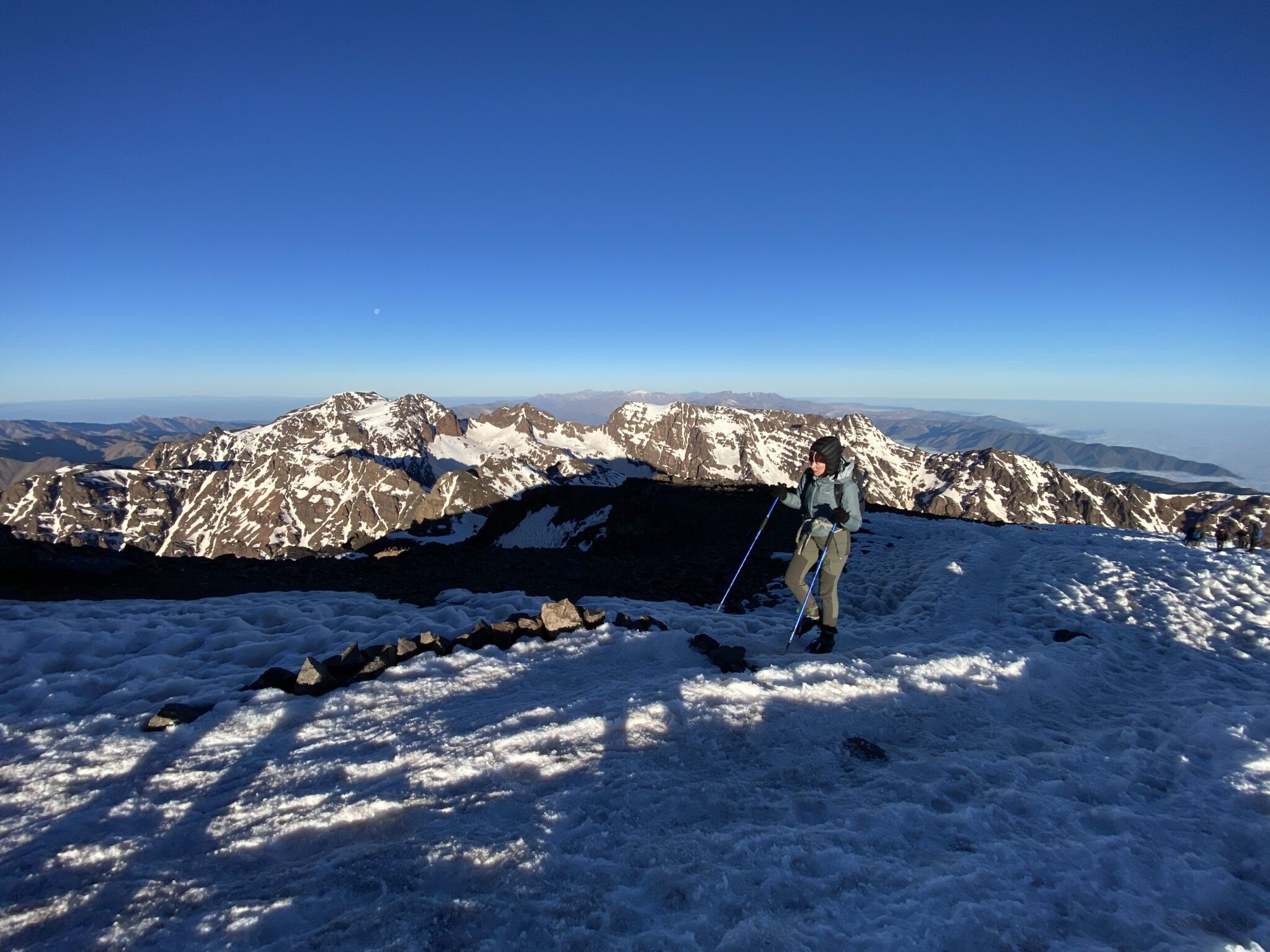 Turystka wchodząca na wierzchołek Toubkala