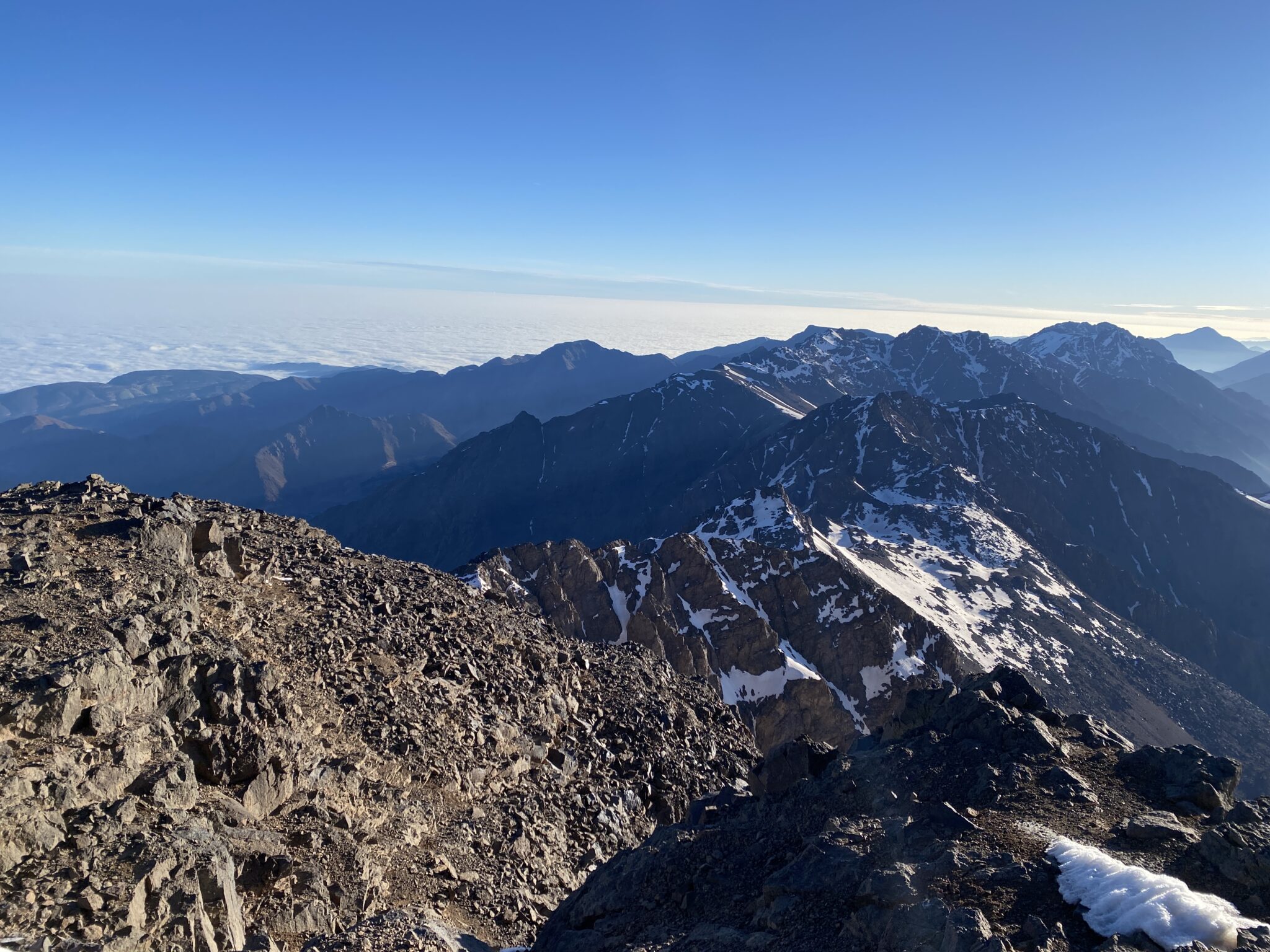 Szczyty Atlasu i morze chmur widziane z Toubkala