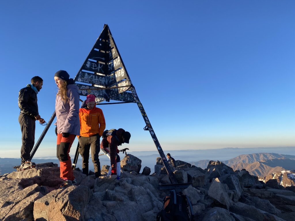 Charakterystyczny trójnóg na wierzchołku Toubkala