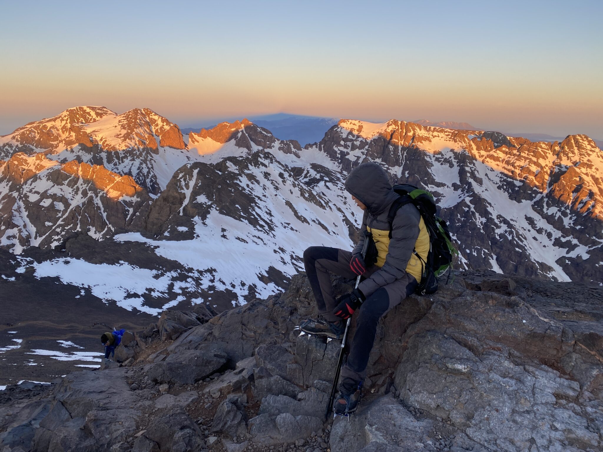 Przewodnik odpoczywający przed wierzchołkiem Toubkala