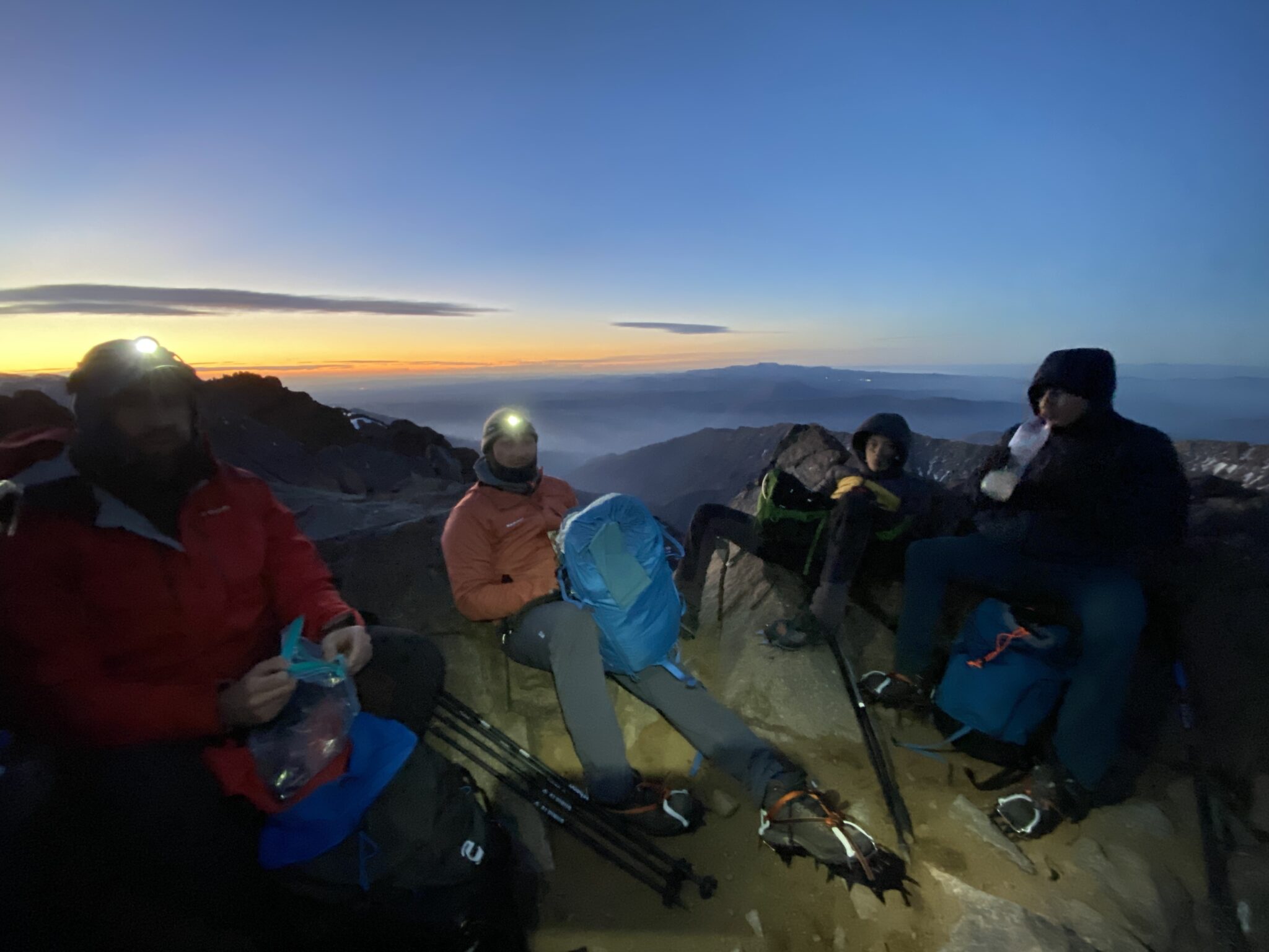 Odpoczynek na grani Toubkala o wschodzie słońca