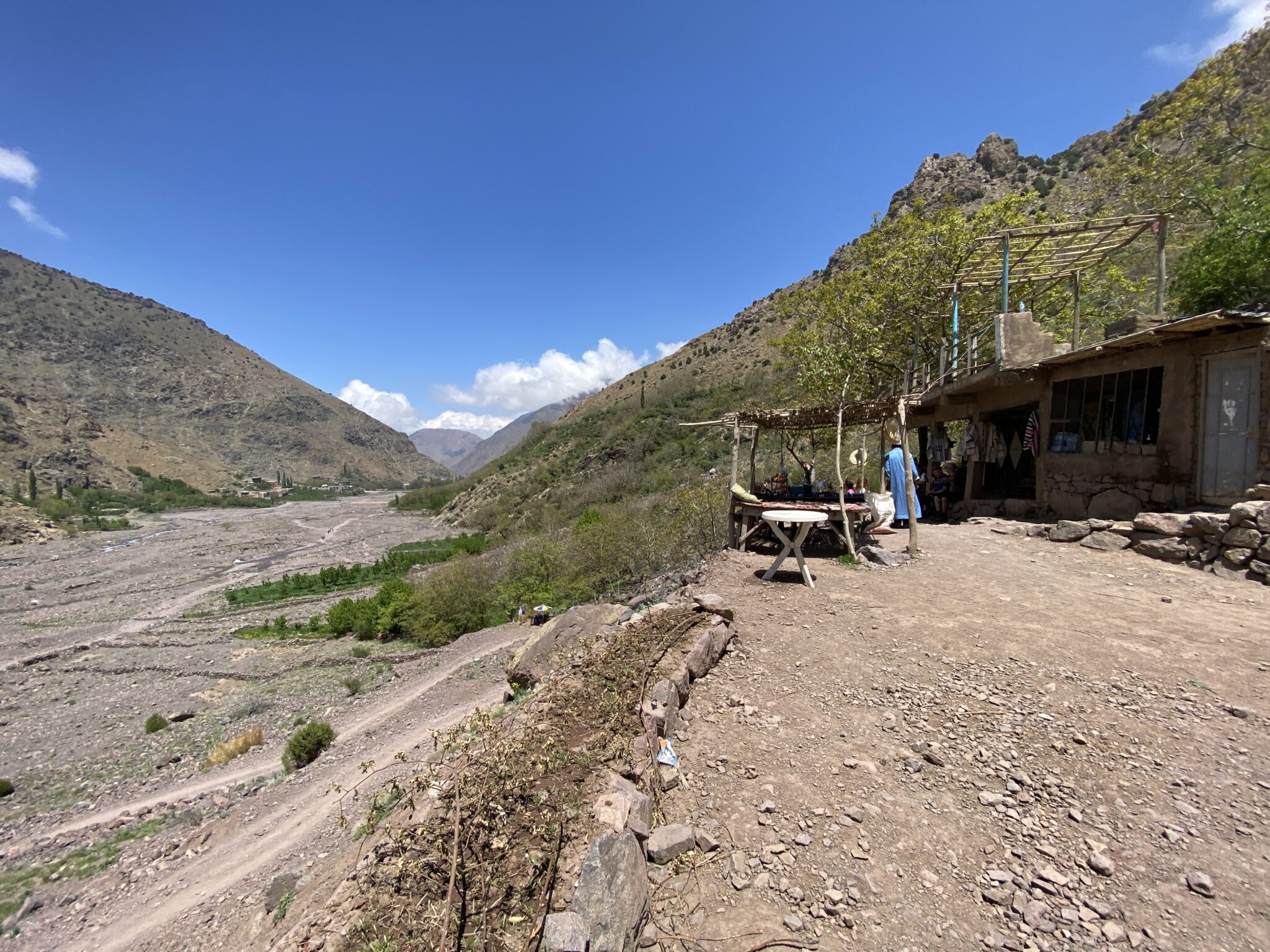 Ostatni (podczas zejścia) z punktów z napojami na szlaku na Toubkal