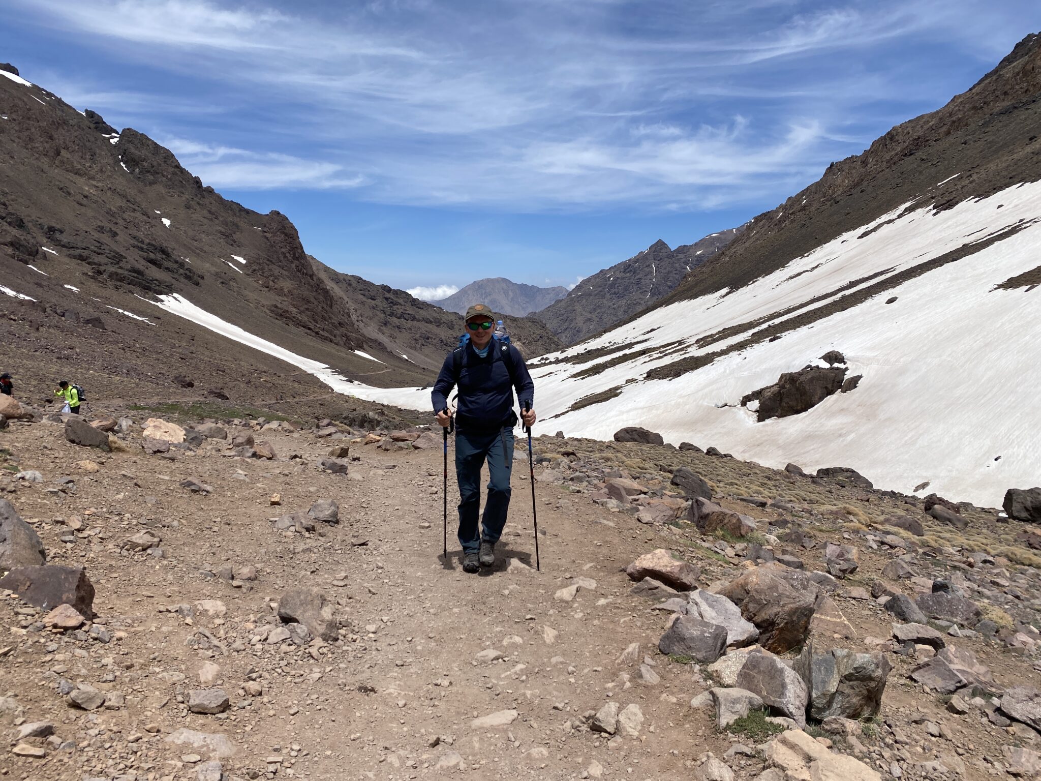 Wesoły turysta w drodze na Toubkal