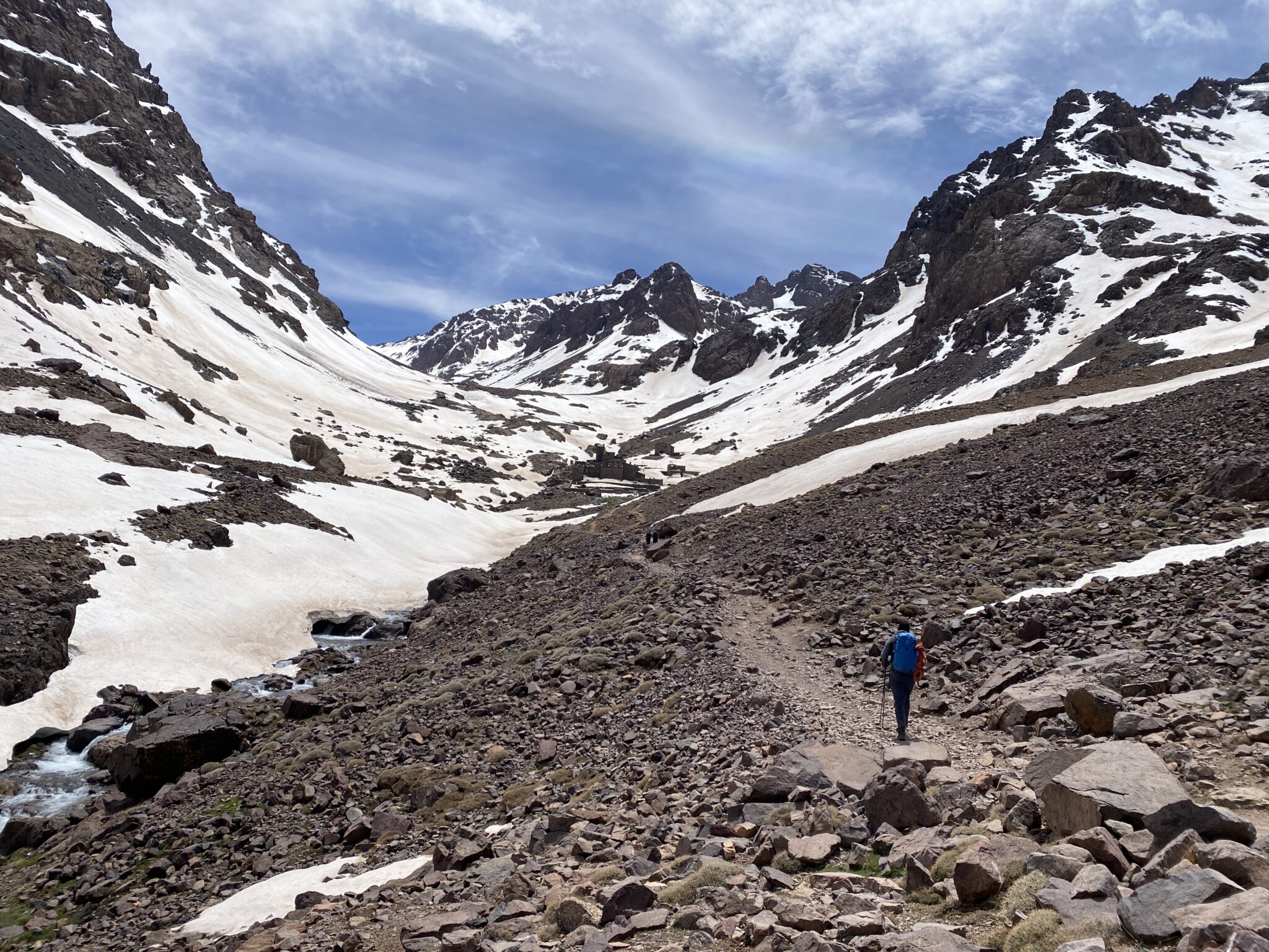 Pierwszy rzut oka na budynki schronisk pod Toubkalem