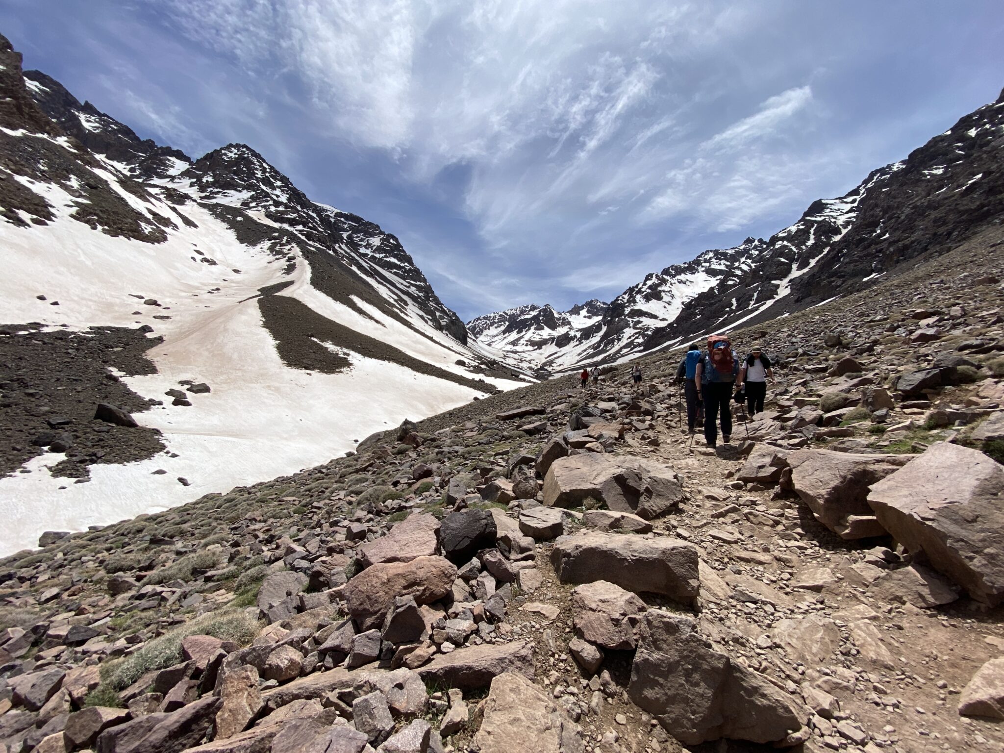 Osoby schodzące ze schroniska pod Toubkalem