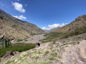 Zejście z Toubkala. W oddali Aroumd