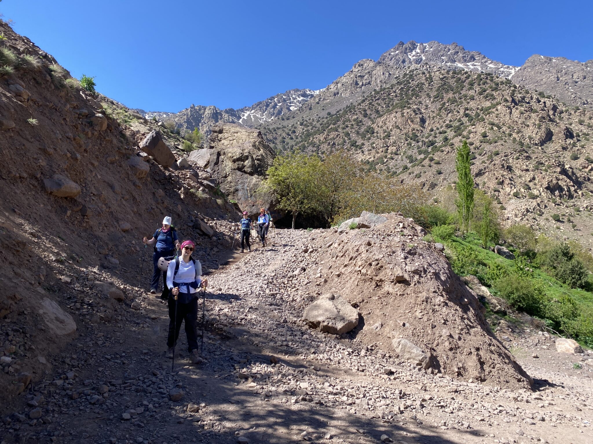 Turystki wracające z Toubkala