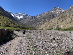 Wędrówka w stronę Parku Narodowego Toubkal wyschniętym korytem rzeki