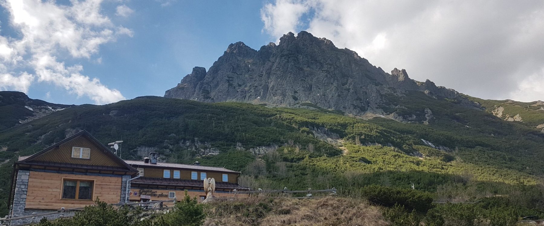 Widok na schronisko znad Zielonego Stawu Kieżmarskiego