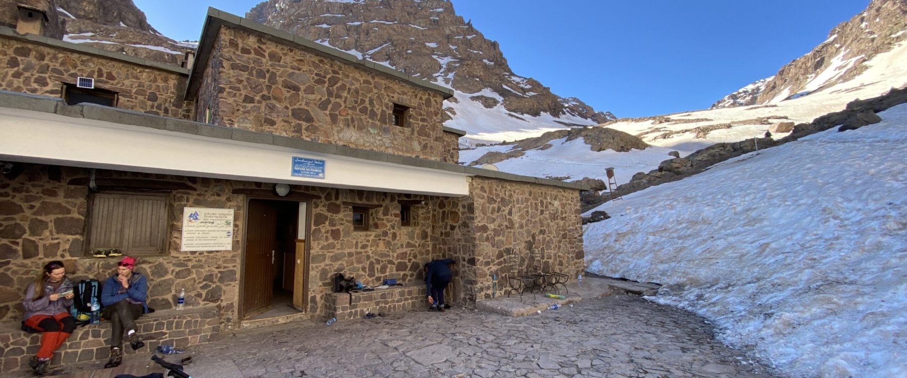 Wejście do schroniska CAF i droga na Toubkal