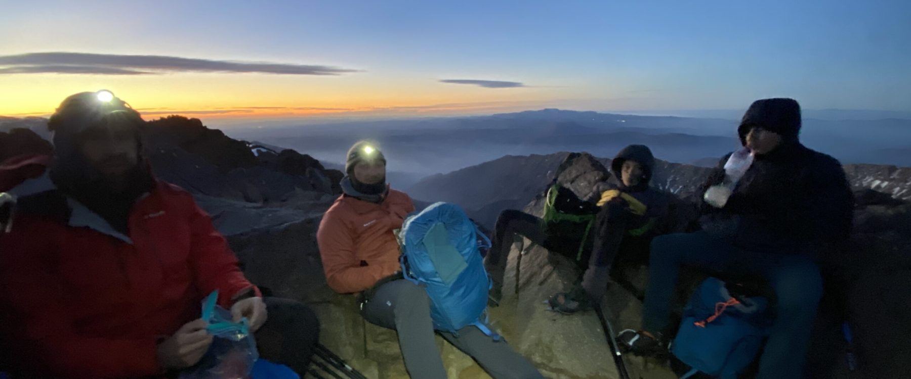 Odpoczynek na grani Toubkala o wschodzie słońca